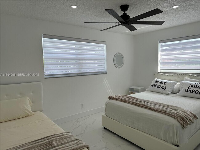 Building Photo - 4531 SW 42nd Terrace