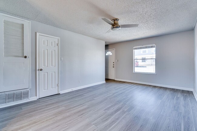 Building Photo - Broken Spoke - SOLA Townhome - 2BD - 1BA -...