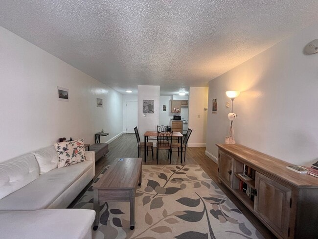 Building Photo - Downtown Furnished One-Bedroom Unit!