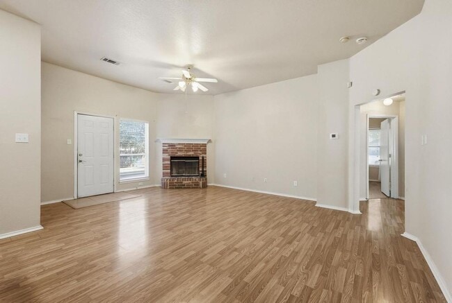 Building Photo - 100 Oak Hollow Ln