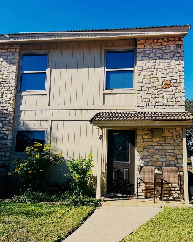 Building Photo - 300 Lucy Ln