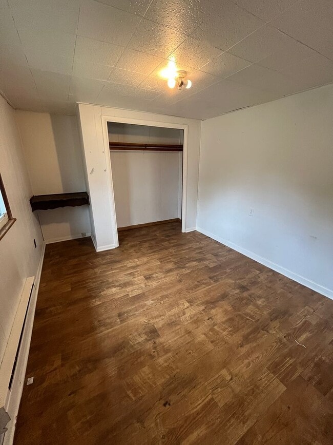Building Photo - 3 Bedroom 1 Bathroom Ranch in East Denver!