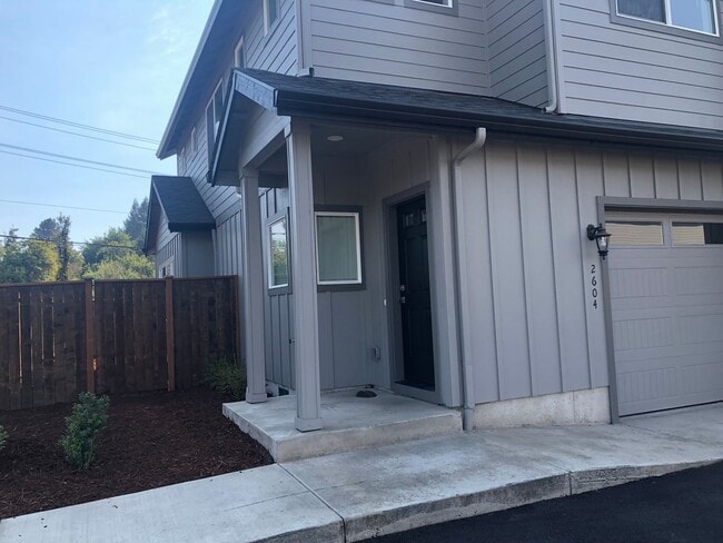 Building Photo - Newer 3 bedroom, 2.5 bath duplex in desirable neighborhood!