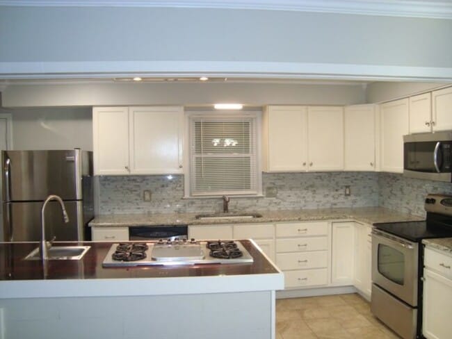 Building Photo - Renovated 4 bedroom available now to rent!