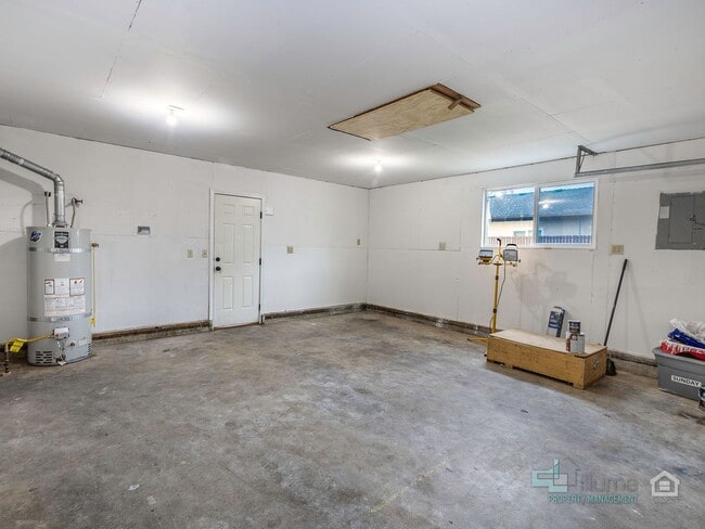 Building Photo - START THE YEAR RENT FREE! Charming 4-Bedroom Keizer Home Close to Everything