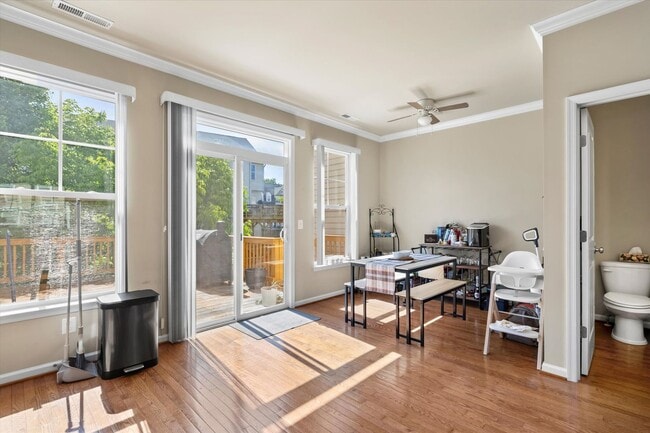 Building Photo - 3-Level Townhome in Woodstream!