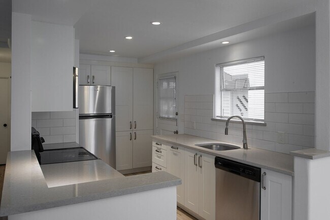 Building Photo - 2021
