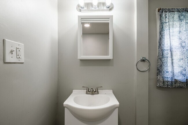 Building Photo - PRICE DROP on 3 Bedroom/1.5 Bath Northside Home ***Available NOW***