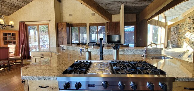 Building Photo - 7104 Canyon Dr