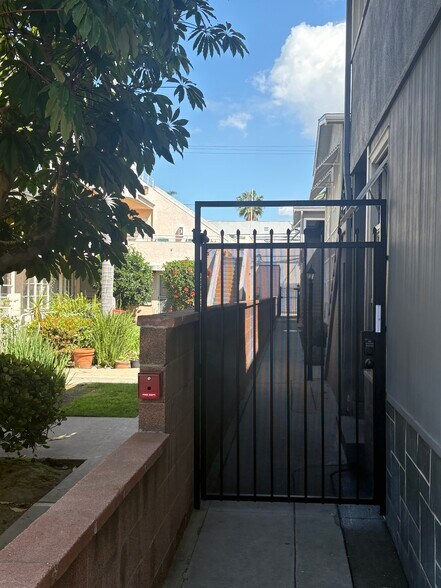 Building Photo - 933 E 1st St