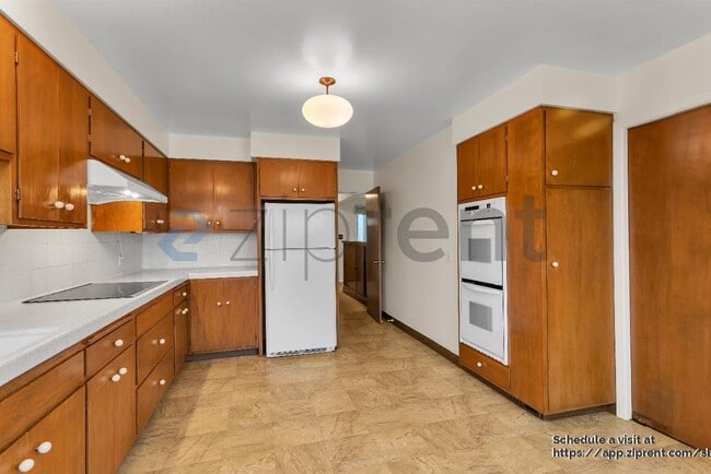 Building Photo - 280 Prague St