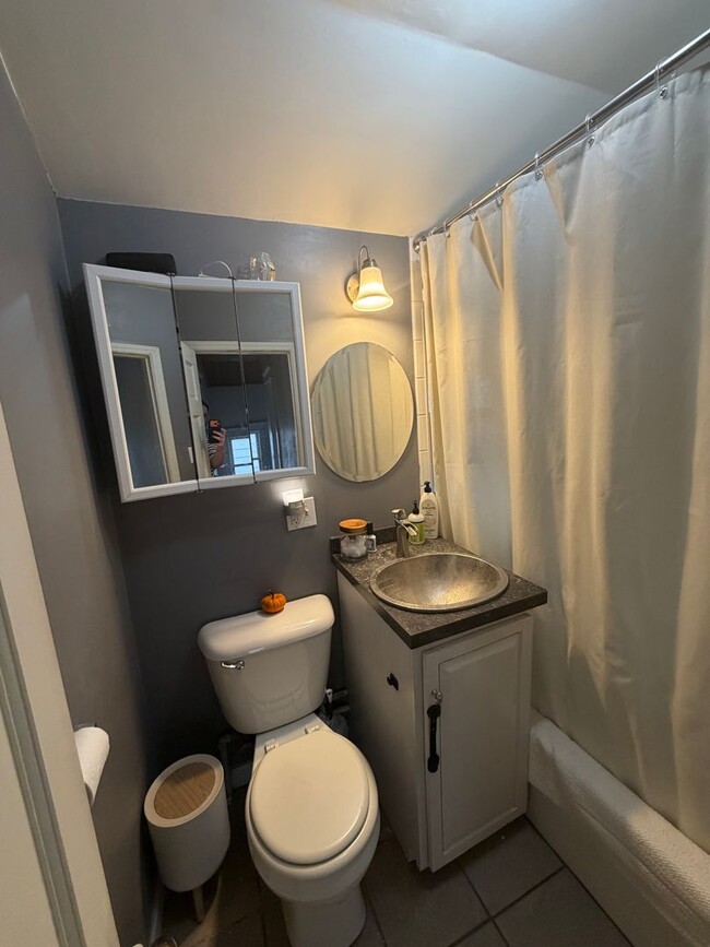 Building Photo - AVAILABLE December! - 3 Bed 1 Bath Home!