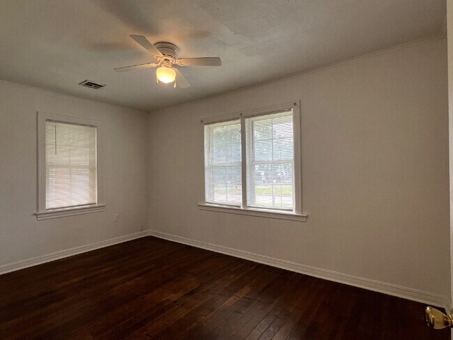 Building Photo - 3 Bedroom close to Campus!!