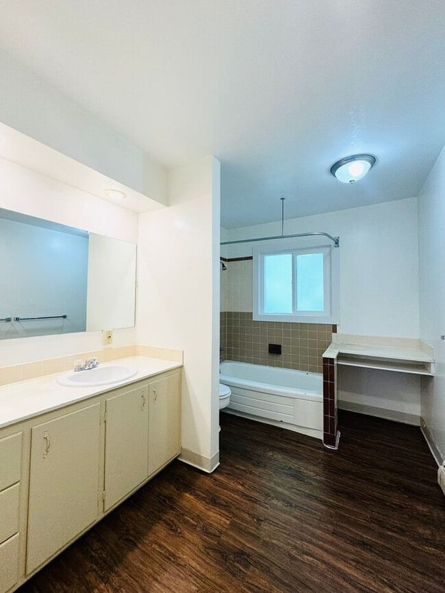 Building Photo - Beautiful 3 Bed 1.5 Bath Townhome in a Ren...