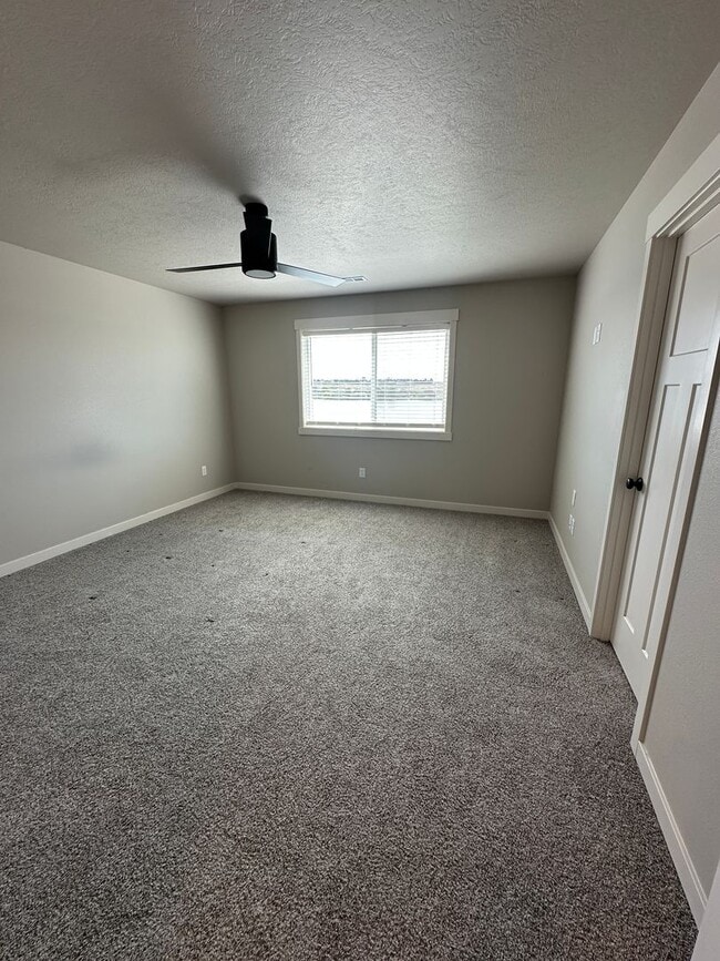 Building Photo - 1417 W Lakeside Dr