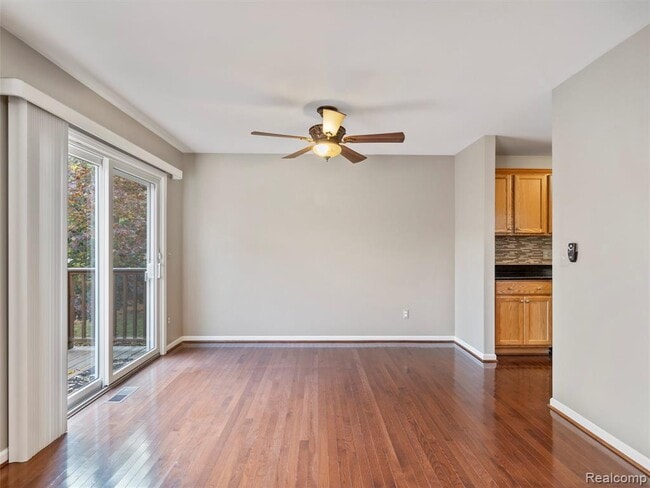Building Photo - 987 Fairledge St
