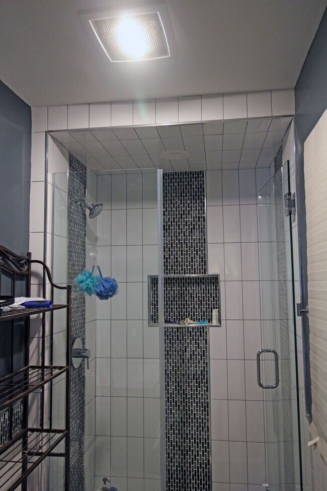Building Photo - Beautifully updated 'Tonka rental available! 3 beds 2 baths in Royal Hills!