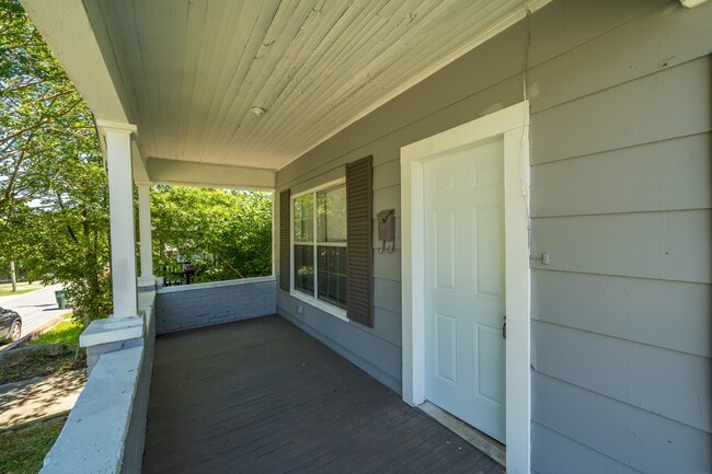 Building Photo - 620 N Moran St