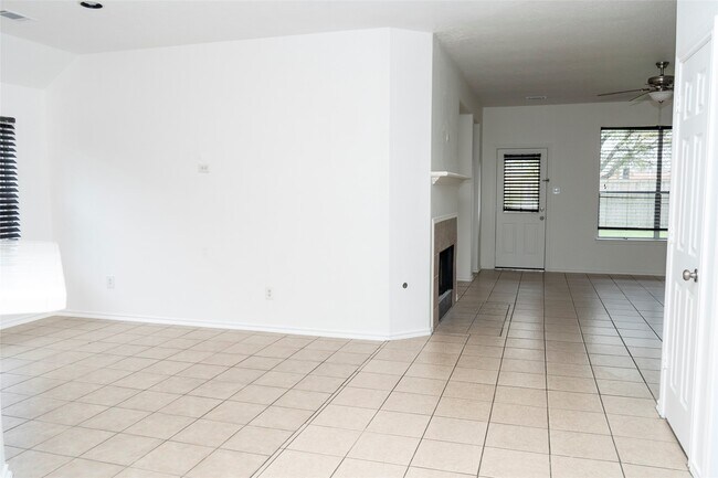 Building Photo - 12914 Pinehall Ln