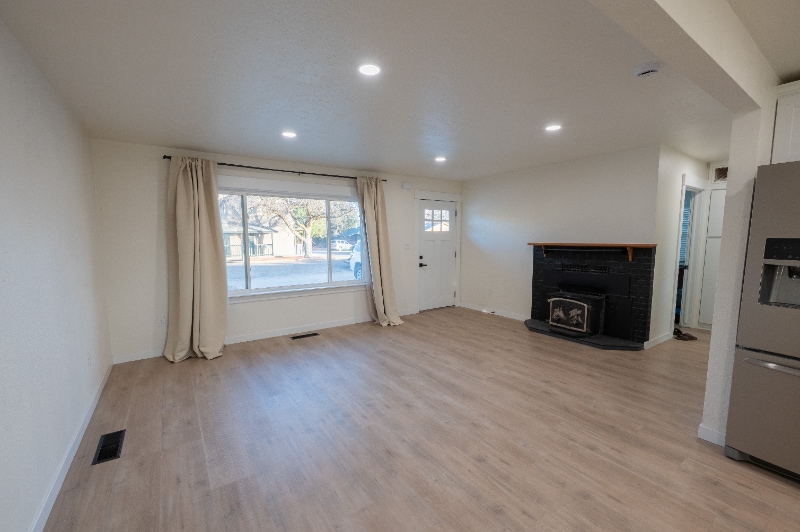 Building Photo - 945 N 7th E St