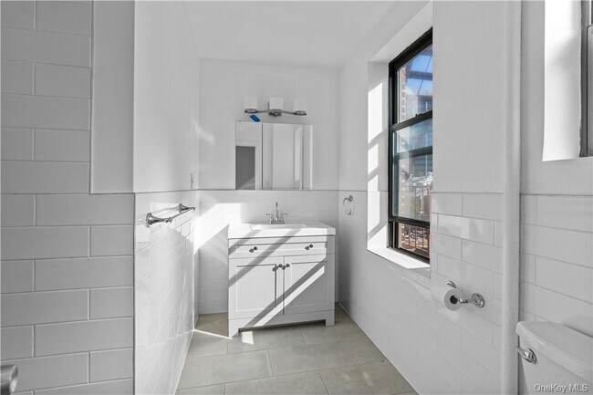 Building Photo - 250 Martine Ave