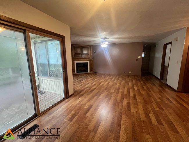 Building Photo - Amazing, Spacious Home! Pet Friendly! New ...