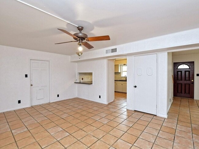 Building Photo - 1804 Sylvan Dr