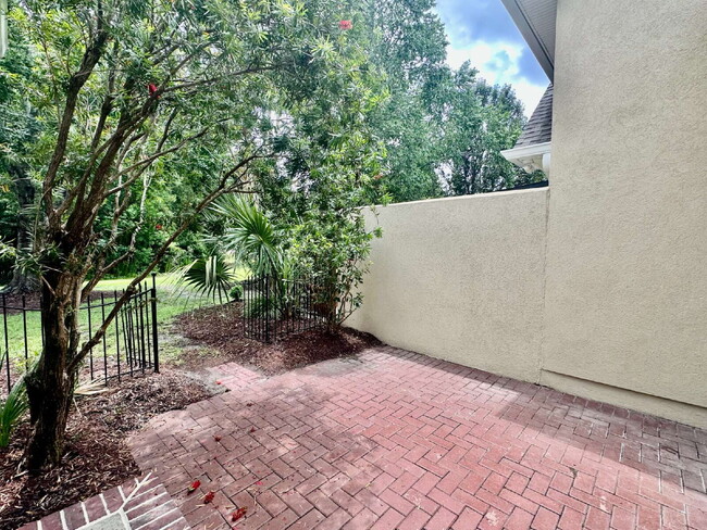 Building Photo - Three Bedroom Carriage House in Hampton Hall!