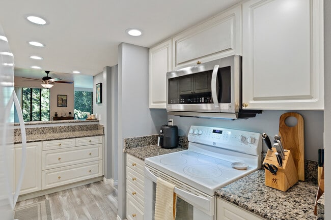 Building Photo - 15512 Country Club Dr