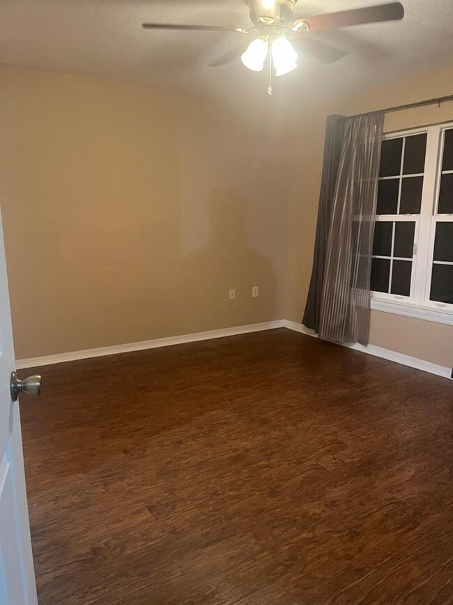 Building Photo - 5475 Vineland Rd