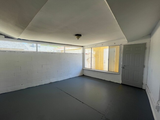 Building Photo - Quartz Hill 3 Bedroom 2 Bathroom