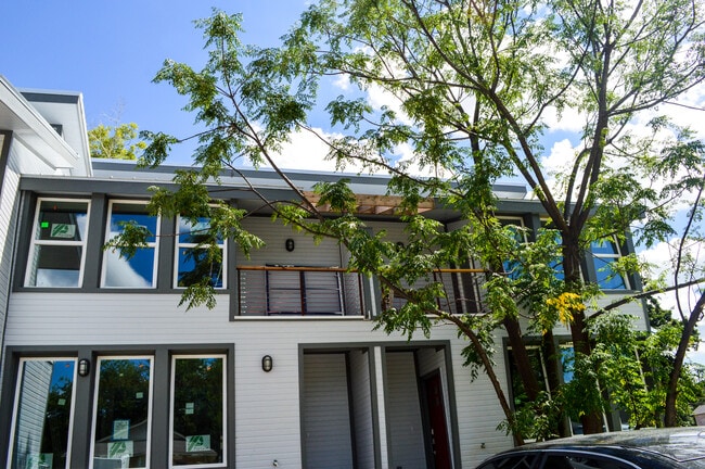 Building Photo - 305 W 23rd St
