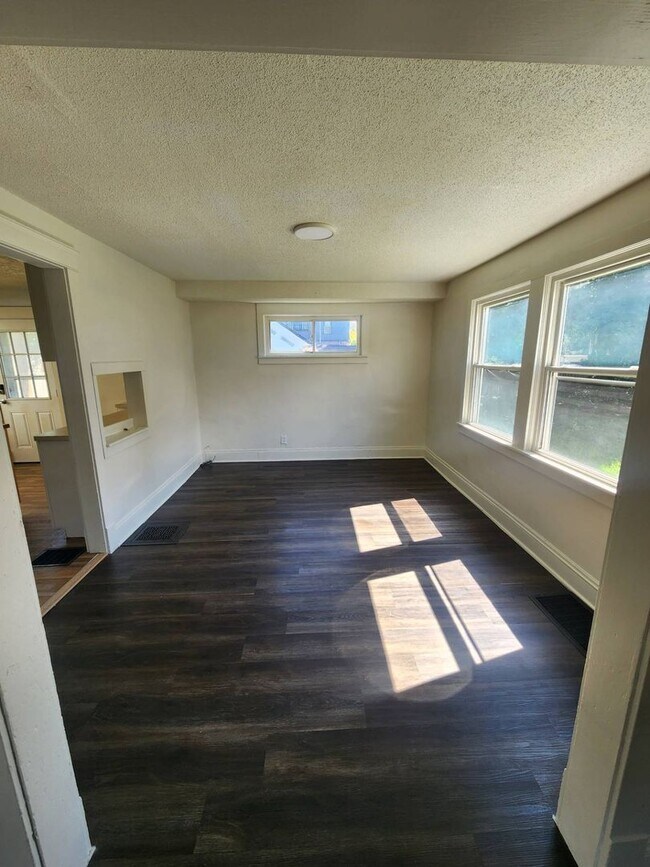 Building Photo - Charming 3-Bedroom Property in Prime Location