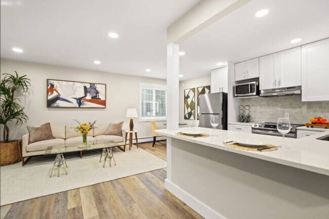 Building Photo - Newly Remodeled 1 BR Available Now!