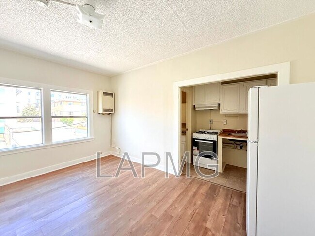 Building Photo - 1614 N Kenmore Ave