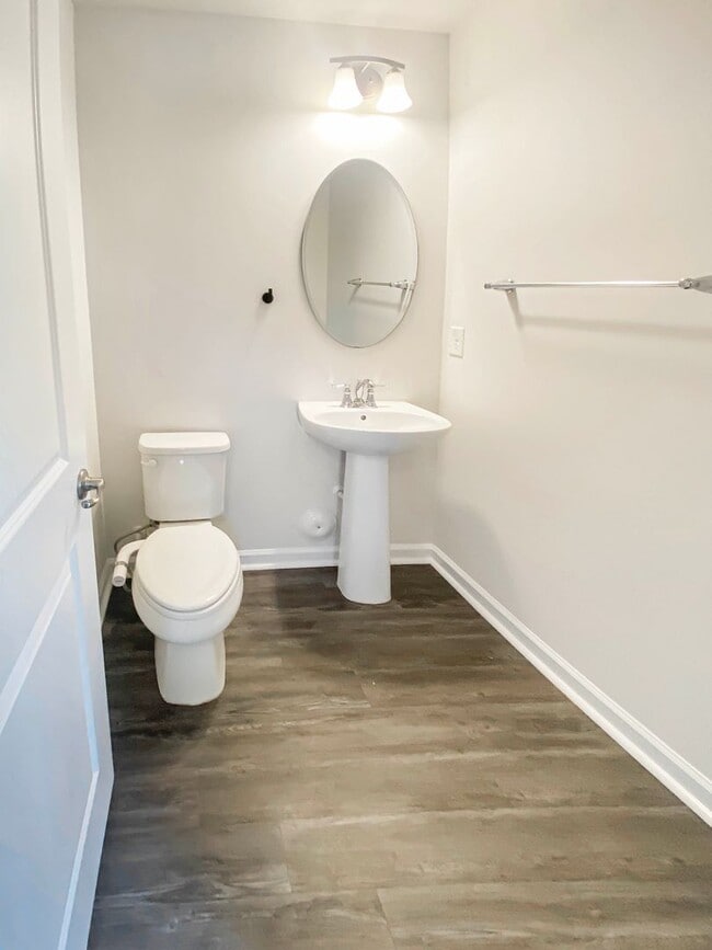 Building Photo - Modern 3-Bedroom in FoxCreek!