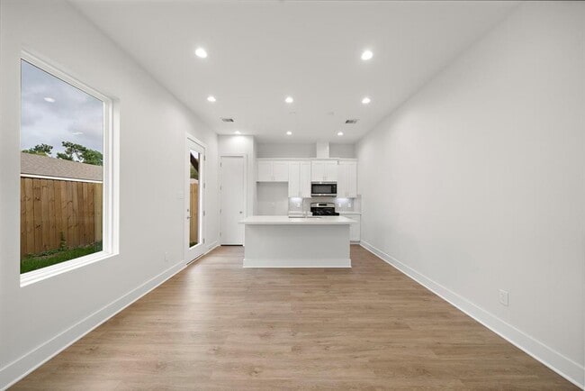 Building Photo - 833 Dorchester St