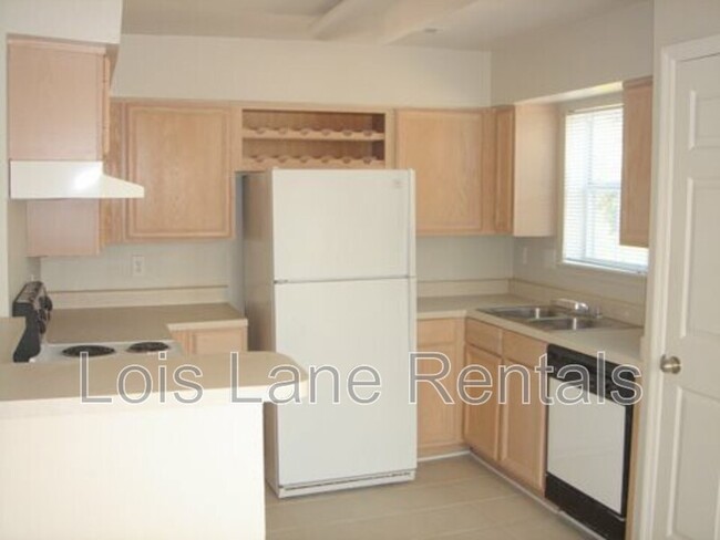 Building Photo - 700 Daniel Ellis Dr