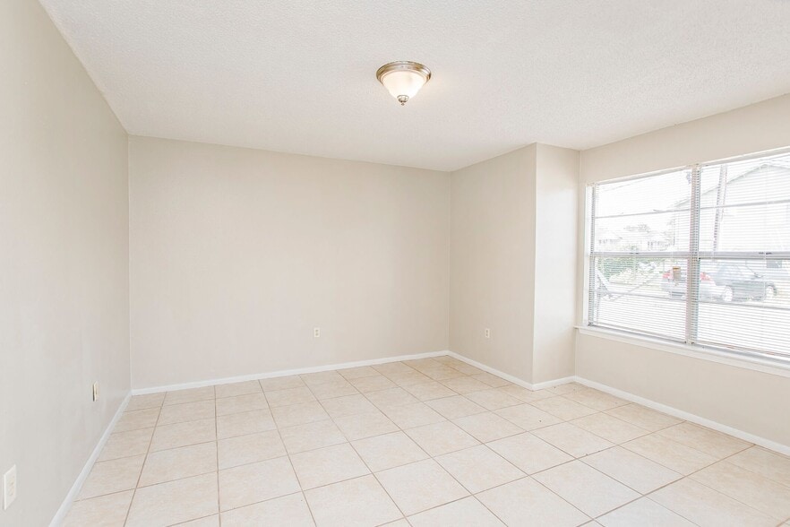 Building Photo - 5245 Kimberlin Ave