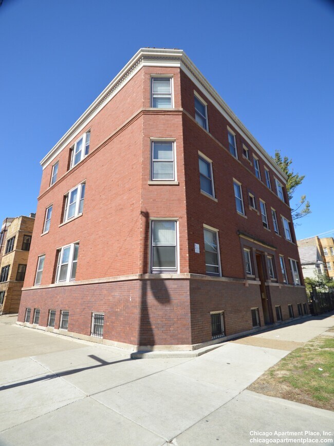 Building Photo - 3600 N Hermitage Ave