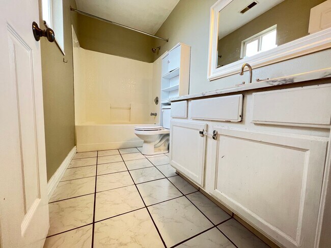 Building Photo - 4 Bedroom/2 Bathroom House In Provo