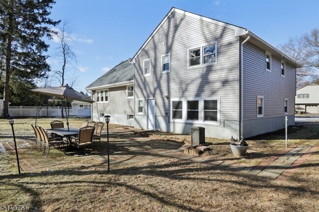 Building Photo - 287 Country Club Dr