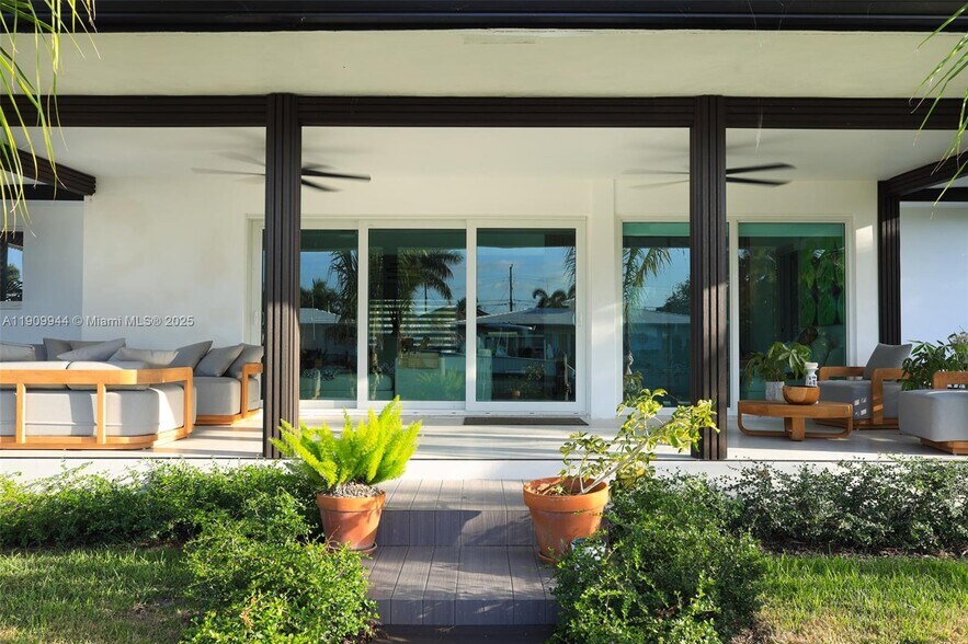 Building Photo - 2537 SE 10th Ct