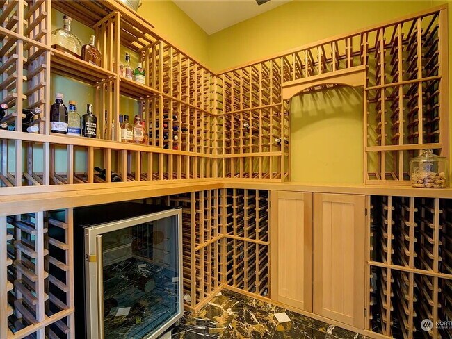 Building Photo - "Spacious 2-Bed, 3-Bath Sanctuary in Tacoma's Heart – 3,243 Sq Ft of Luxury Living!"