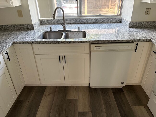 Building Photo - Recently remodeled Condo close to College