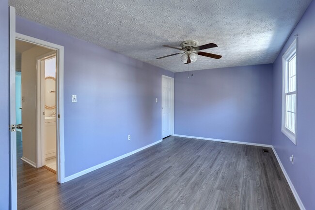 Building Photo - 3BD/1.5BA, Cozy Townhome in Silver Spring.