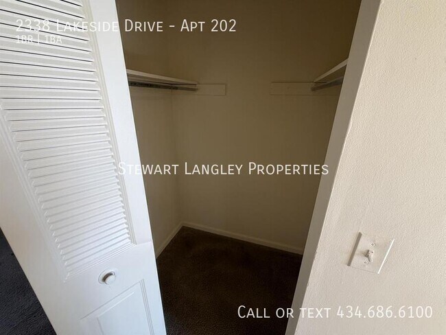 Building Photo - 2338 Lakeside Dr