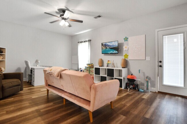 Building Photo - Pet Friendly Four Bedroom with Basement!