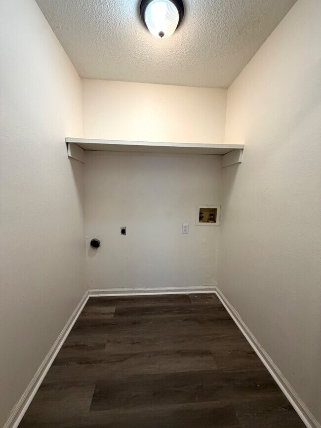 Building Photo - 104 Sweetbriar St