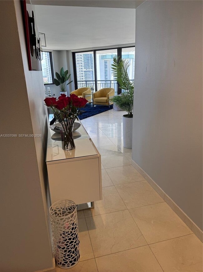 Building Photo - 540 Brickell Key Dr